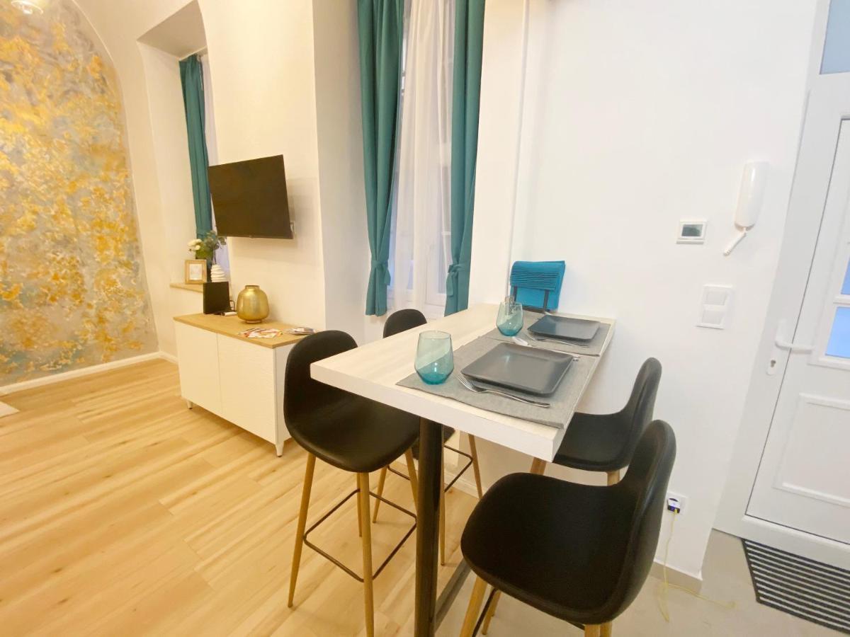 Goldart Design Apartment In The Heart Of Budapest Exterior foto